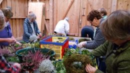 Kränze herstellen für den Bauernmarkt in Soltau Okt. 2018